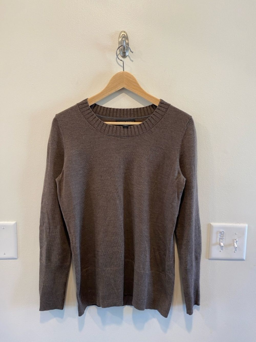Banana republic women’s extra fine merino wool crew sweater medium chocolate